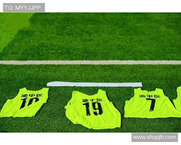 重庆足球队比赛经验引发热议球迷对战术选择和球员表现各执己见