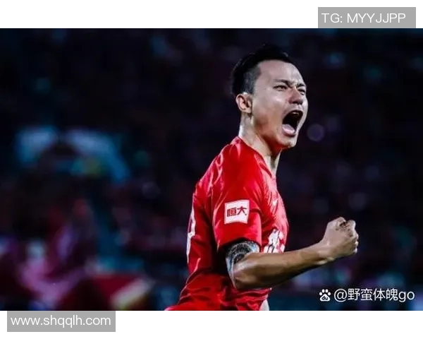 足球明星的经典黑白瞬间展现了他们的传奇与魅力 足球明星的经典黑白瞬间展现了他们的传奇与魅力