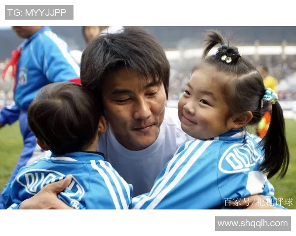 足球明星携萌娃接受采访展现家庭温馨瞬间与职业生涯的完美结合 足球明星携萌娃接受采访展现家庭温馨瞬间与职业生涯的完美结合